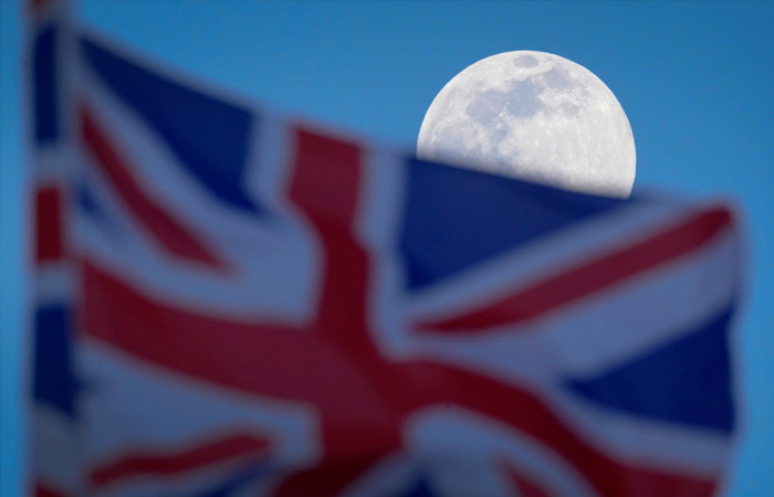 Великобритания приостановила обмен налоговой информацией с Россией