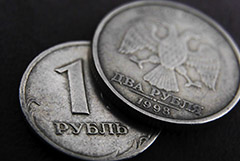 Рубль закрыл торги пятницы небольшим снижением к доллару и евро