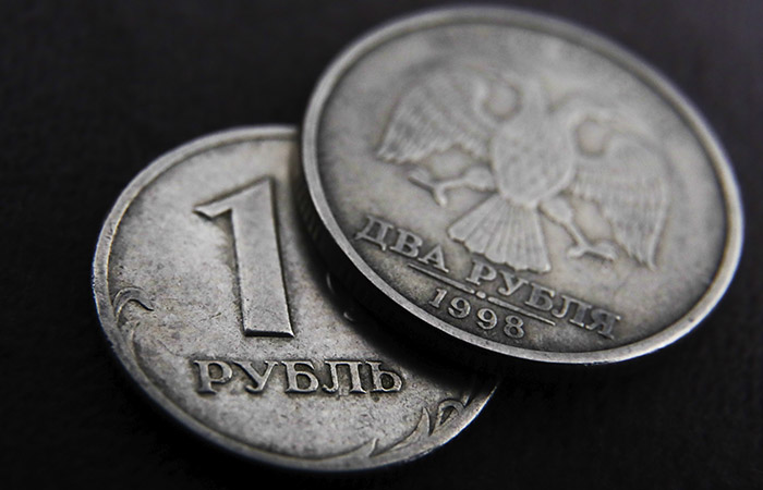 Рубль закрыл торги пятницы небольшим снижением к доллару и евро