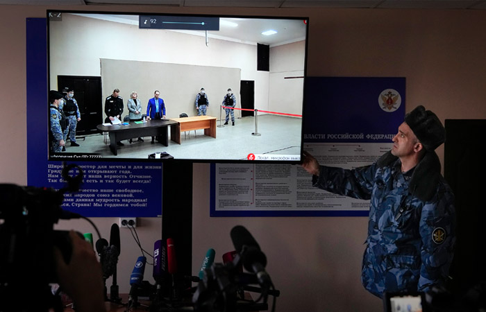 Навальный приговорен к девяти годам колонии строгого режима