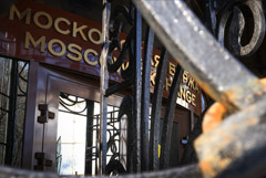 Рынок акций РФ открылся падением индекса РТС на 15%