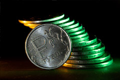 Курс рубля отыграл половину потерь, полученных с конца февраля