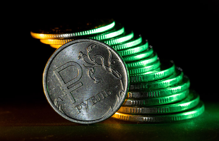 Курс рубля отыграл половину потерь, полученных с конца февраля