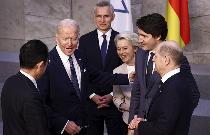  G7     