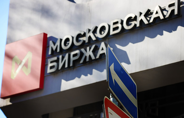 На первых торгах после перерыва индекс Мосбиржи вырос на 4,4%, индекс РТС упал на 9%