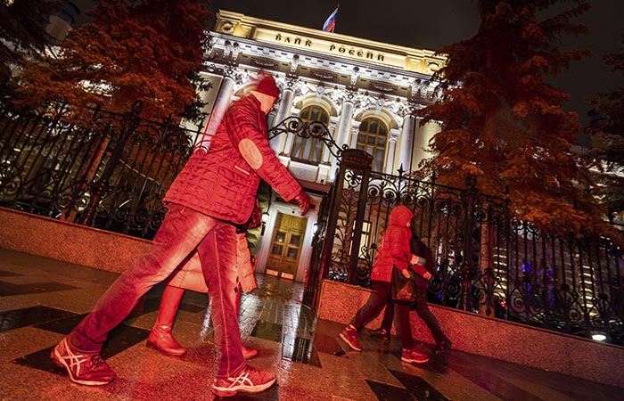 На одном искусственном дыхании: ЦБ уберег рынок от распродаж в первый день торгов акциями. Обобщение