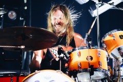 Барабанщик Foo Fighters Тейлор Хокинс скончался в возрасте 50 лет