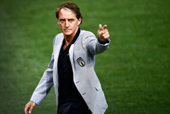Манчини продолжит работу в сборной Италии по футболу