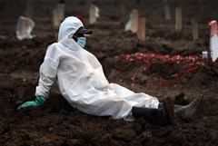 Число смертей от COVID-19 в мире за неделю выросло более чем на 40%