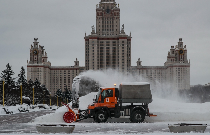 На улицы Москвы для устранения последствий снегопада вывели 10 тысяч единиц спецтехники