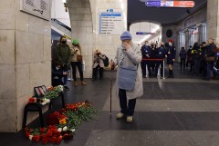 Жители Петербурга принесли цветы на станцию метро в пятую годовщину теракта