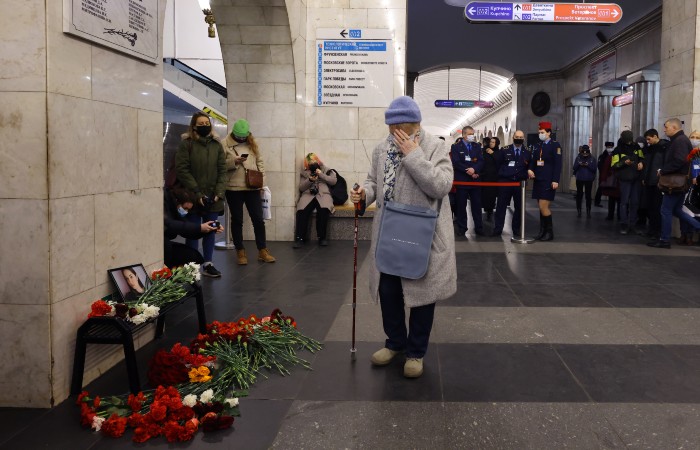 Жители Петербурга принесли цветы на станцию метро в пятую годовщину теракта