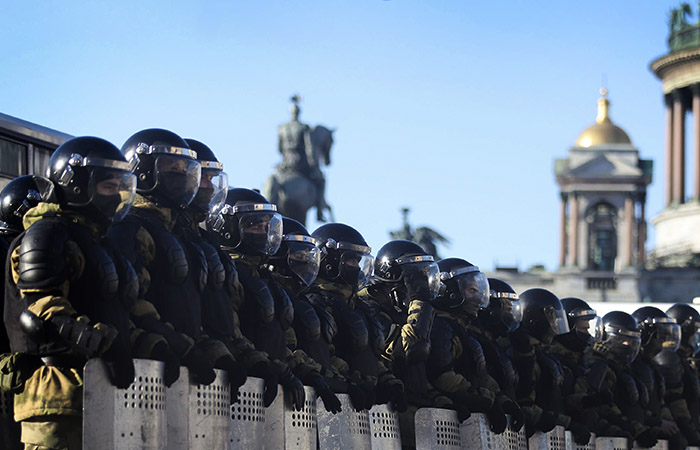 В Петербурге с 24 февраля 913 протестующих получили административные аресты