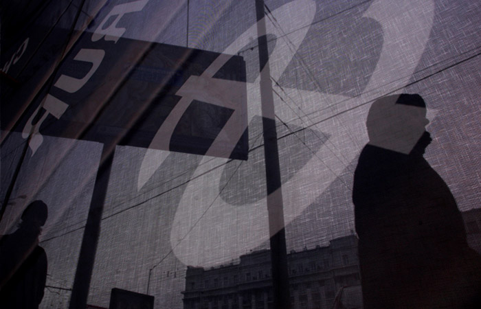 Рубль слабо меняется к доллару и евро на старте торгов