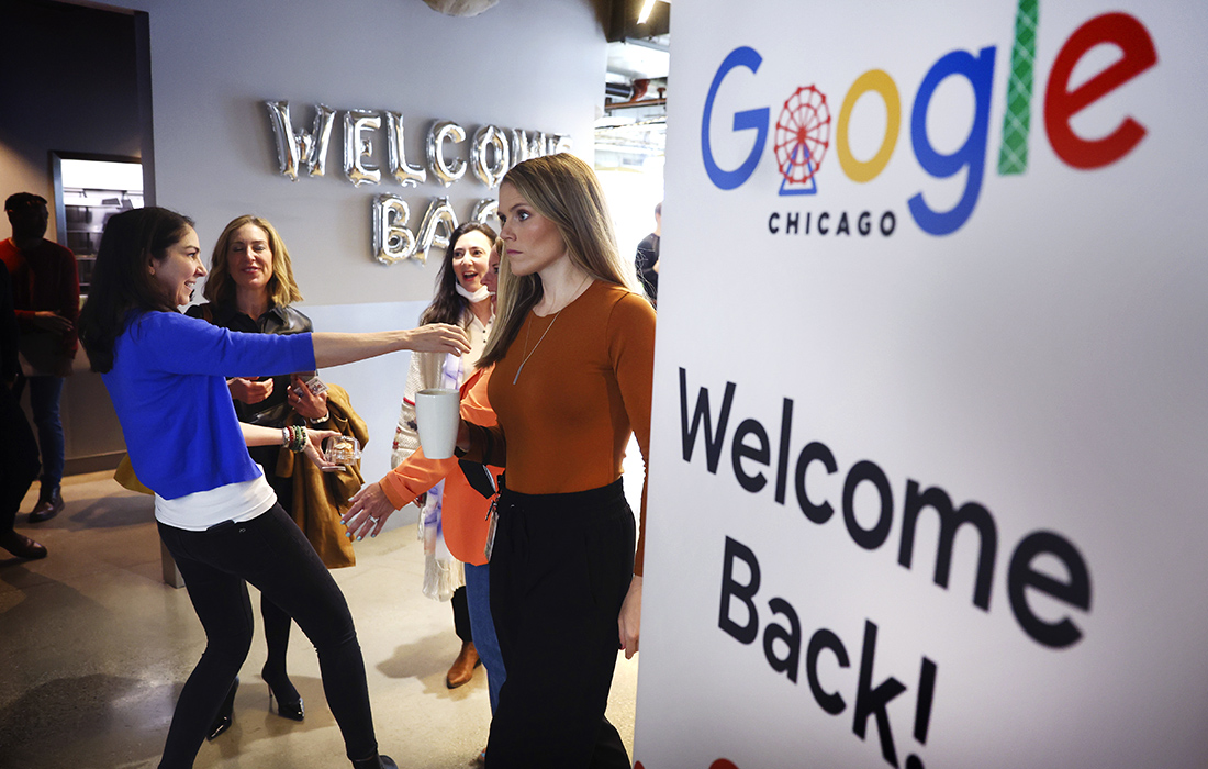 7 апреля. Сотрудники Google начали возвращаться к работе в офисе на три дня в неделю после двухлетнего перерыва, вызванного пандемией COVID-19. На фото: офис компании в Чикаго.