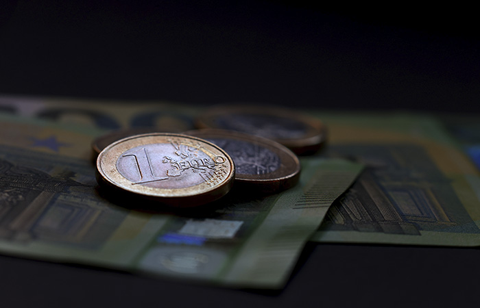 Евро опустился ниже 85 рублей впервые с 10 февраля