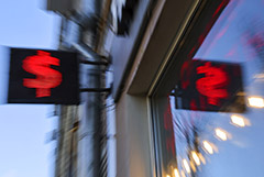 Рубль днем активно дорожает к доллару и евро под воздействием совокупности факторов