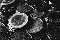 Евро опустился ниже 80 рублей впервые с 13 июля 2020 года