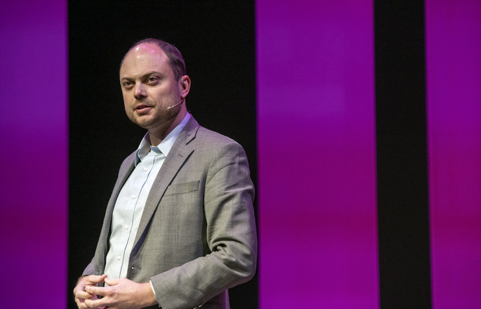 Оппозиционера Кара-Мурзу доставили в СКР на допрос по уголовному делу