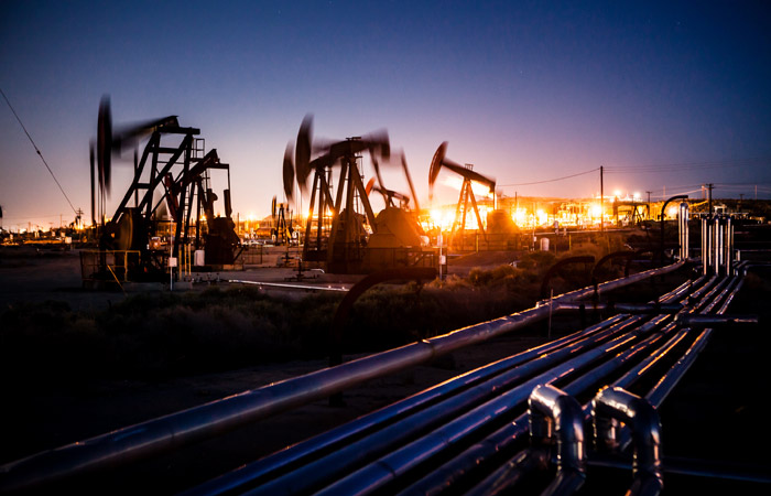 Нефть завершает неделю сильнейшим падением за два года