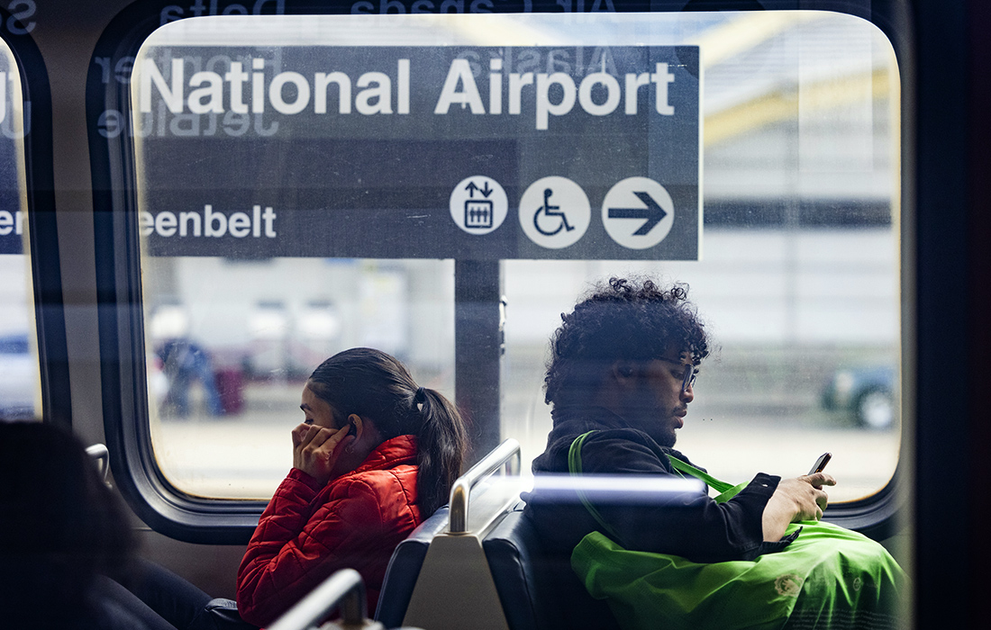 21 апреля. В США отменили обязательное ношение защитных масок в общественном транспорте. На фото: метро в Арлингтоне.