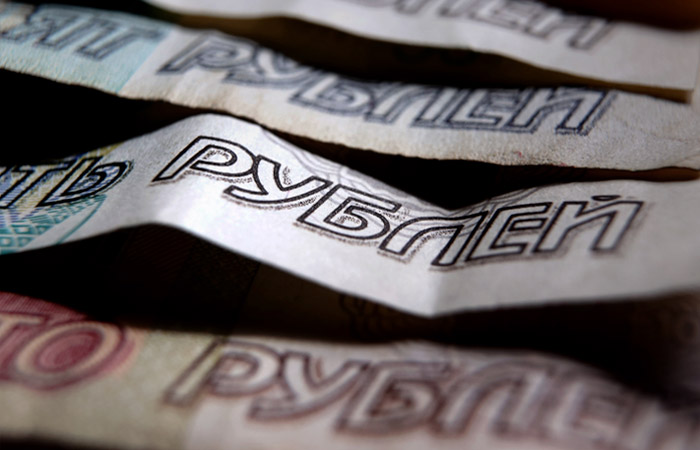 Рубль активно дешевеет к доллару и евро на старте торгов