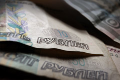 Рубль немного подрос к доллару и евро на старте торгов
