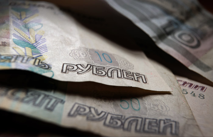 Рубль немного подрос к доллару и евро на старте торгов