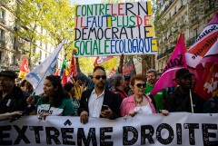 Многотысячная акция протеста против ультраправых прошла в Париже