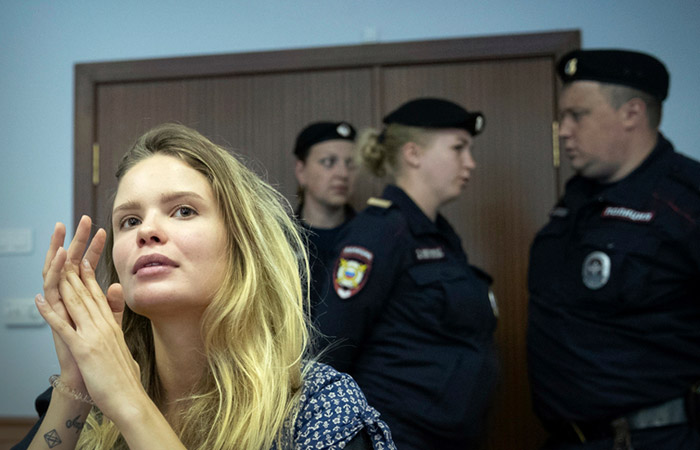 На участницу Pussy Riot Никульшину составили протокол по иноагентскому делу