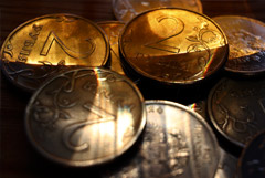 Рубль слегка подрастает к доллару и евро на старте торгов