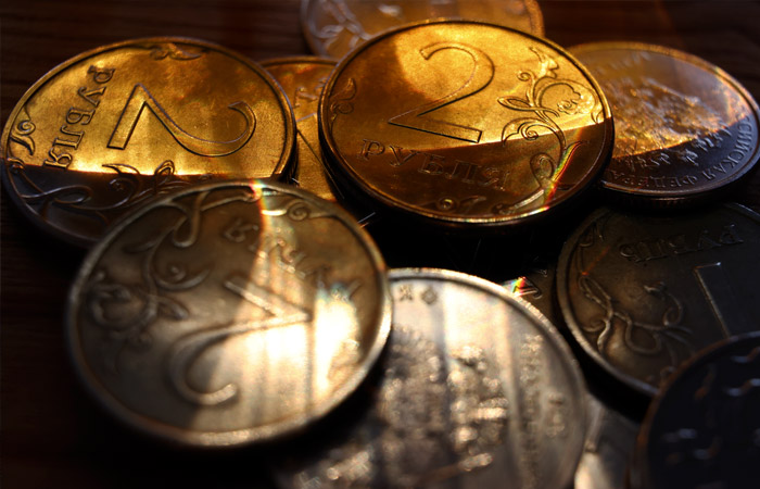 Рубль слегка подрастает к доллару и евро на старте торгов