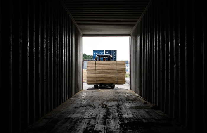 Британия введет эмбарго на поставки серебра, лесоматериалов и икры из РФ