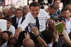 По подсчетам экзит-поллов Макрон лидирует на выборах Франции