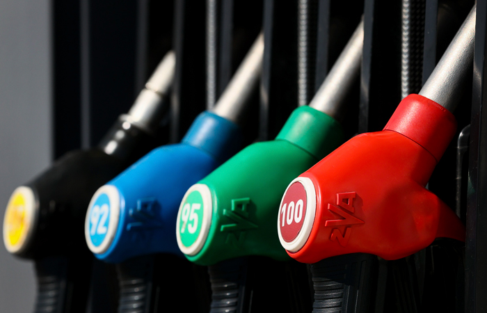 Стоимость бензина на российских АЗС почти не менялась девятую неделю подряд
