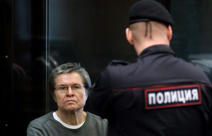 Источник сообщил о решении суда освободить Улюкаева досрочно