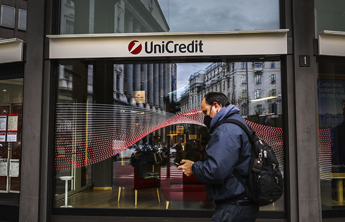     UniCredit  I    915  