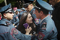 Полиция в Ереване задержала почти 100 участников акций оппозиции