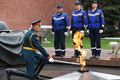 В Москве провели профилактику горелки Вечного огня в Александровском саду