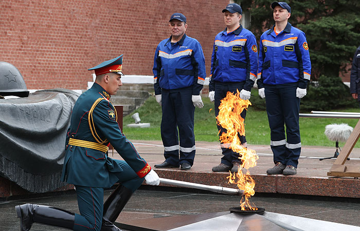 В Москве провели профилактику горелки Вечного огня в Александровском саду