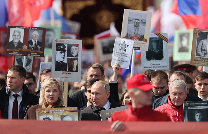 Путин присоединился к акции "Бессмертный полк" в центре Москвы