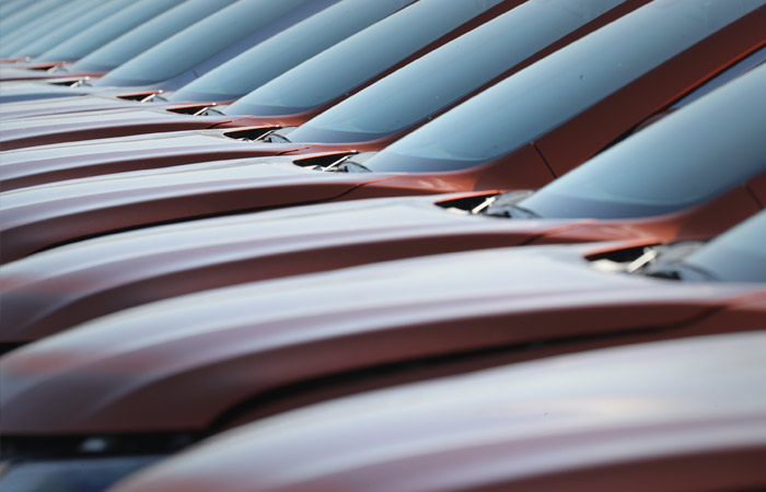 Продажи автомобилей в России в апреле упали в 2,7 раза