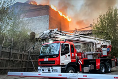 В Иркутске здание ТЮЗа загорелось из-за пожара в соседней постройке