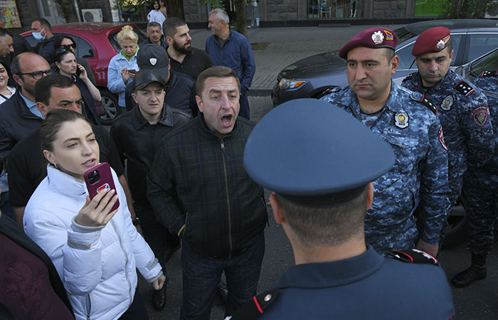 Число задержанных в столице Армении оппозиционеров достигло 280 человек