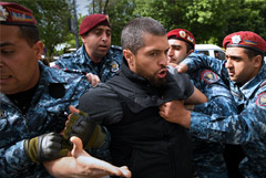 Число задержанных в Ереване демонстрантов в среду превысило 350 человек
