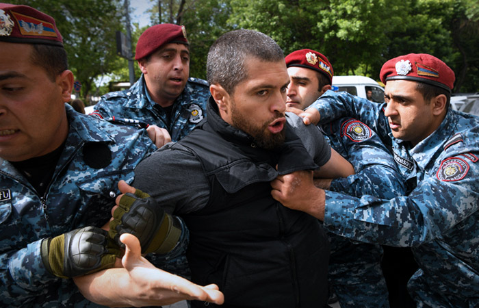 Число задержанных в Ереване демонстрантов в среду превысило 350 человек