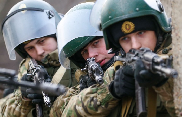 Внутренние войска Белоруссии смогут привлекать к охране госграницы и теробороне
