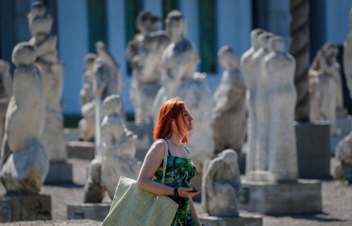 Памятник Сахарову, "пропавший" из московского "Музеона", нашли в Карабахе