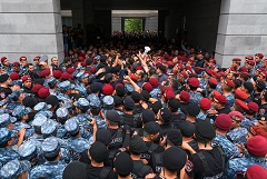 В Ереване демонстранты заблокировали входы в здание резиденции президента Армении