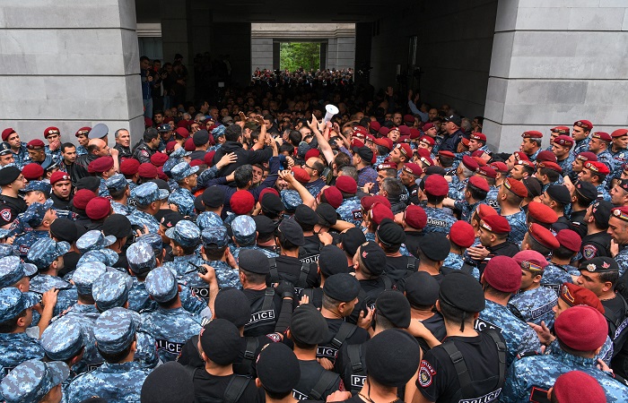 В Ереване демонстранты заблокировали входы в здание резиденции президента Армении